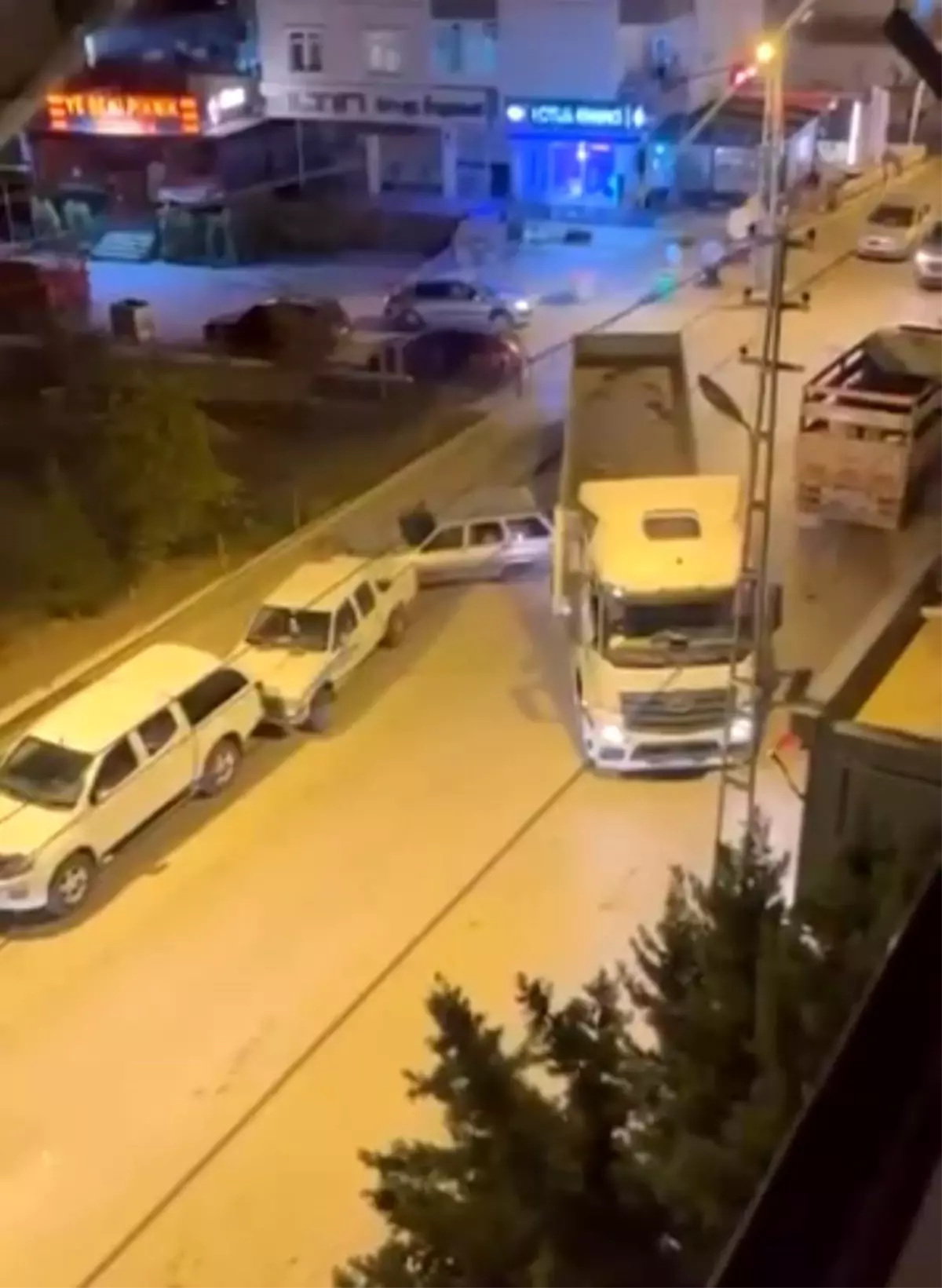 ankarada tir park halindeki araca carpti iHxfK24q