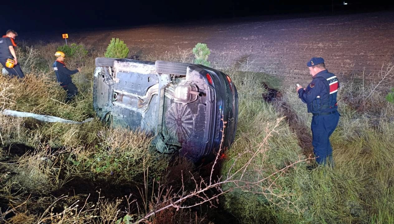 sarampole devrilen otomobildeki 5 kisi yaralandi Vnr1Xgbz