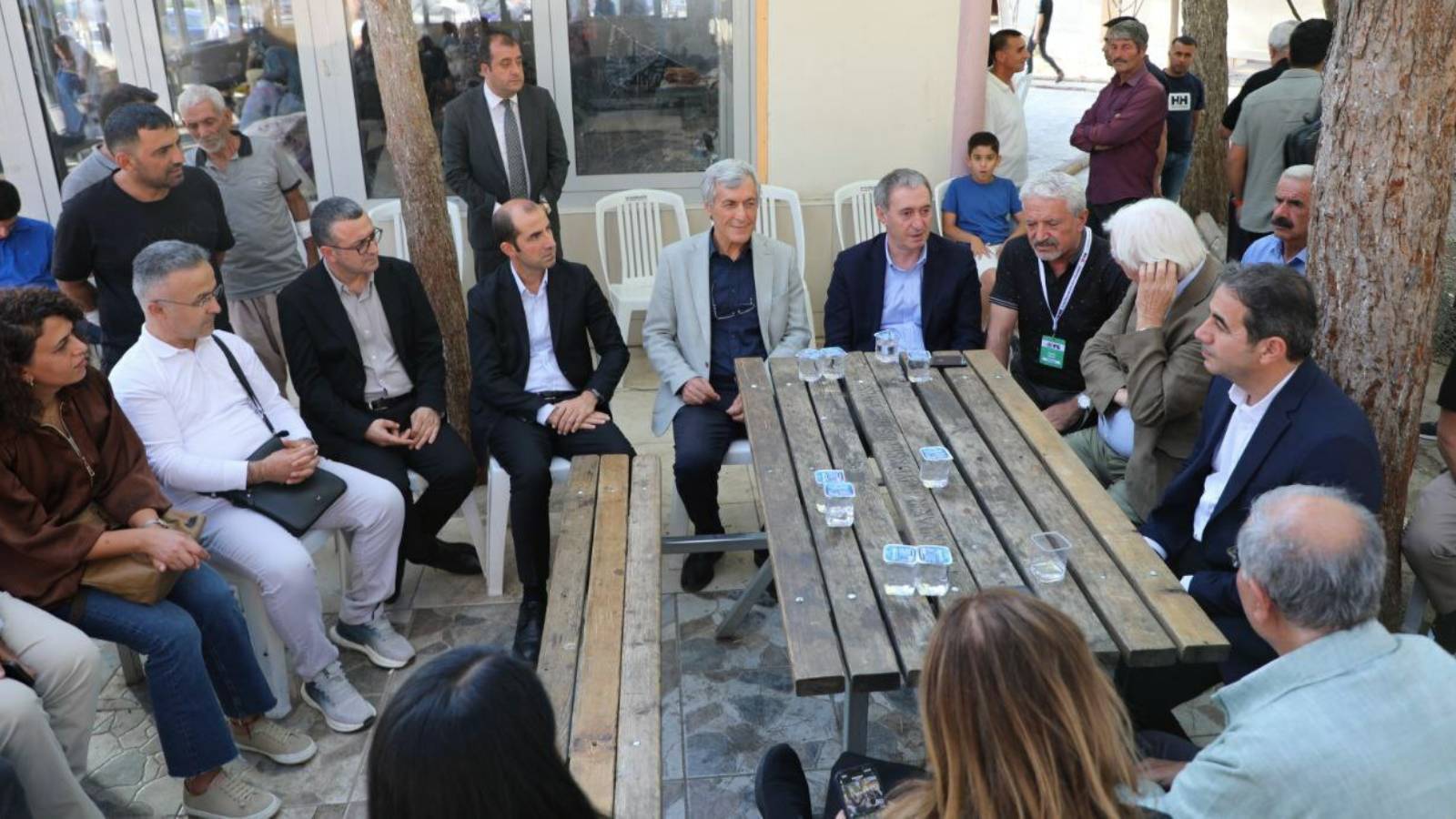 tuncer bakirhan dicle universitesi tip fakultesi hastanesinde tedavi goren ismail besikciyi ziyaret etti uckDjQfH