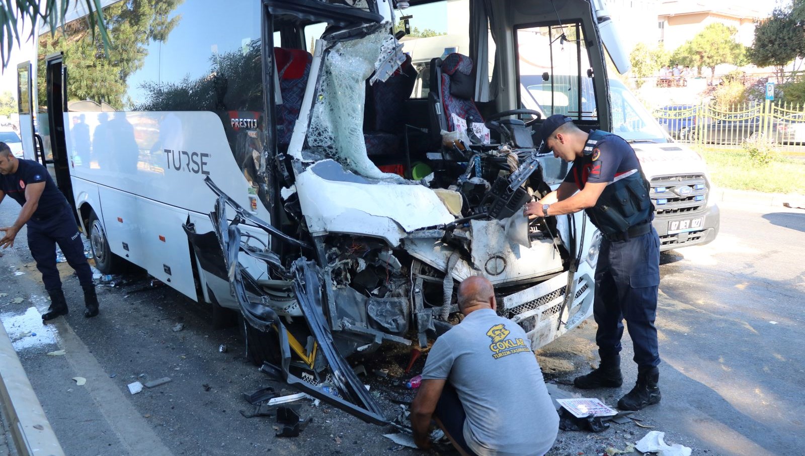 tur otobusuyle yolcu otobusu carpisti 15 yarali aNHuR167