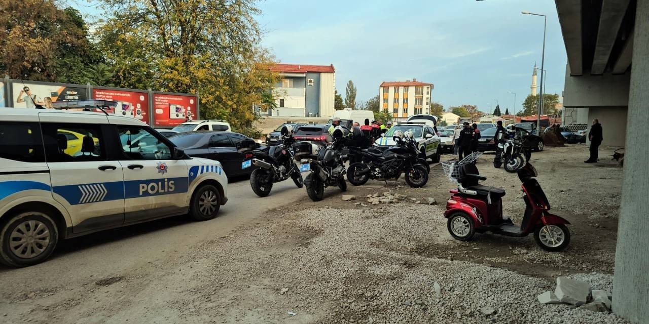 elektrikli bisiklet otomobilin altinda kaldi surucu oldu UGVVHZ6O.jpg