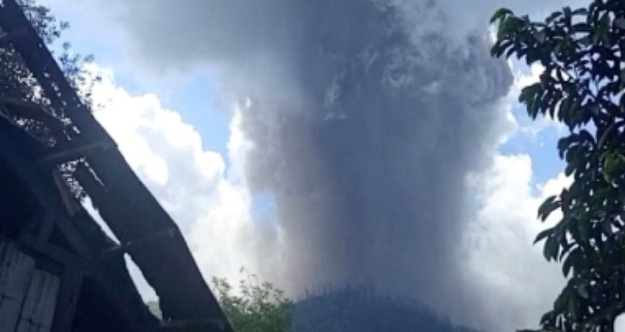 pasifik ates cemberinde patlama lav ve kul gokyuzunu kapladi ucuslar durdu waia4wsI.jpg