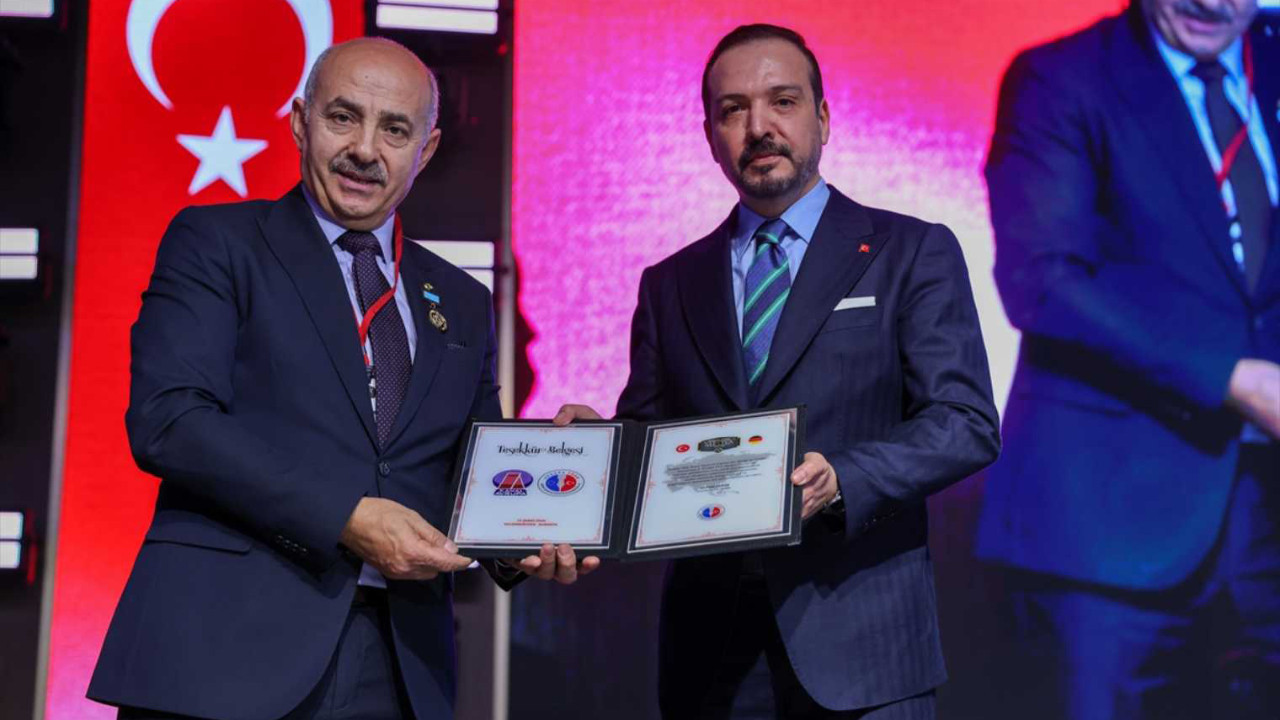 AK Parti’li Kürşad Zorlu’ya Türk Dünyası Hizmet Ödülü