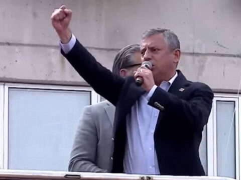Özgür Özel Lüleburgaz’dan sesleniyor: ‘CHP’ye çökmeye çalışanlar bilsin, bu millete diz çöktüremezsiniz’