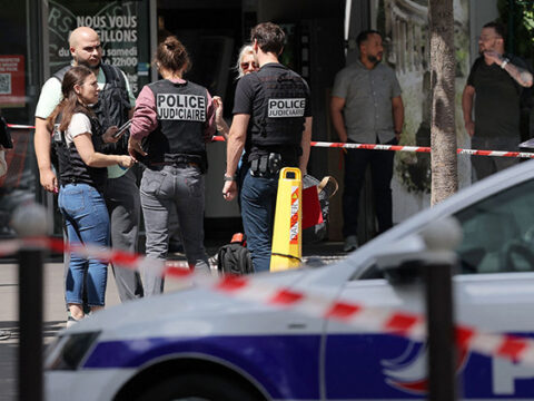 Pariste bicakli saldirgan dehset sacti izindeki polis felaketi onledi WFf1VFHg