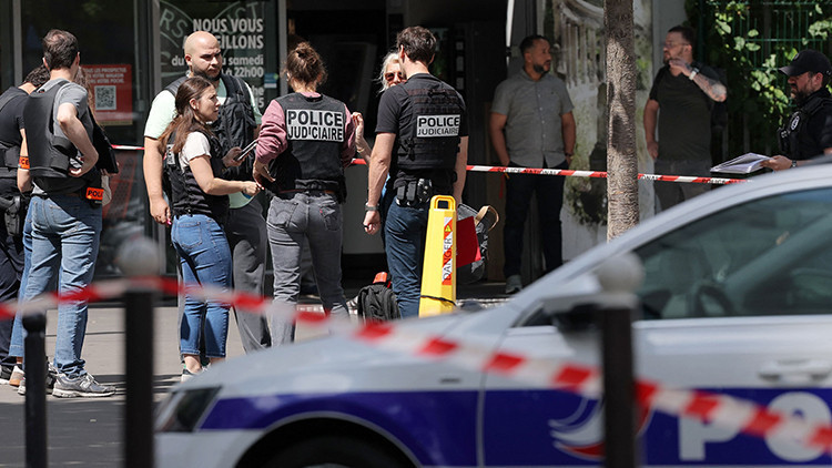Pariste bicakli saldirgan dehset sacti izindeki polis felaketi onledi WFf1VFHg